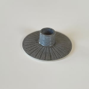 Lysestage med stribe-mønster, granitgrå – produktbillede