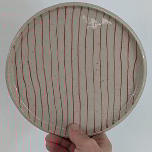 Frokost tallerken med røde striber  – produktbillede