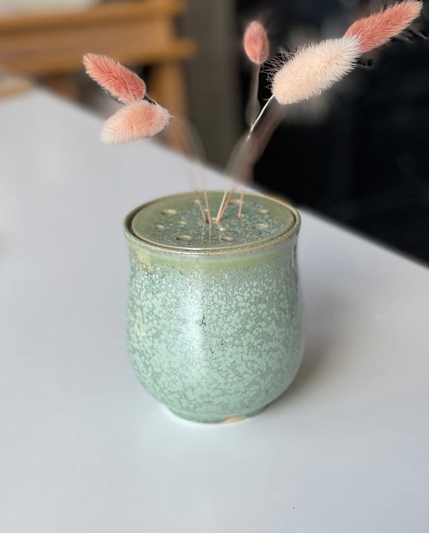 Vase med låg med huller - 11 cm