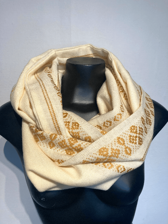 Stine-tubetørklæde i honningnuancer