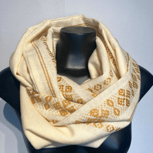 Stine-tubetørklæde i honningnuancer – produktbillede