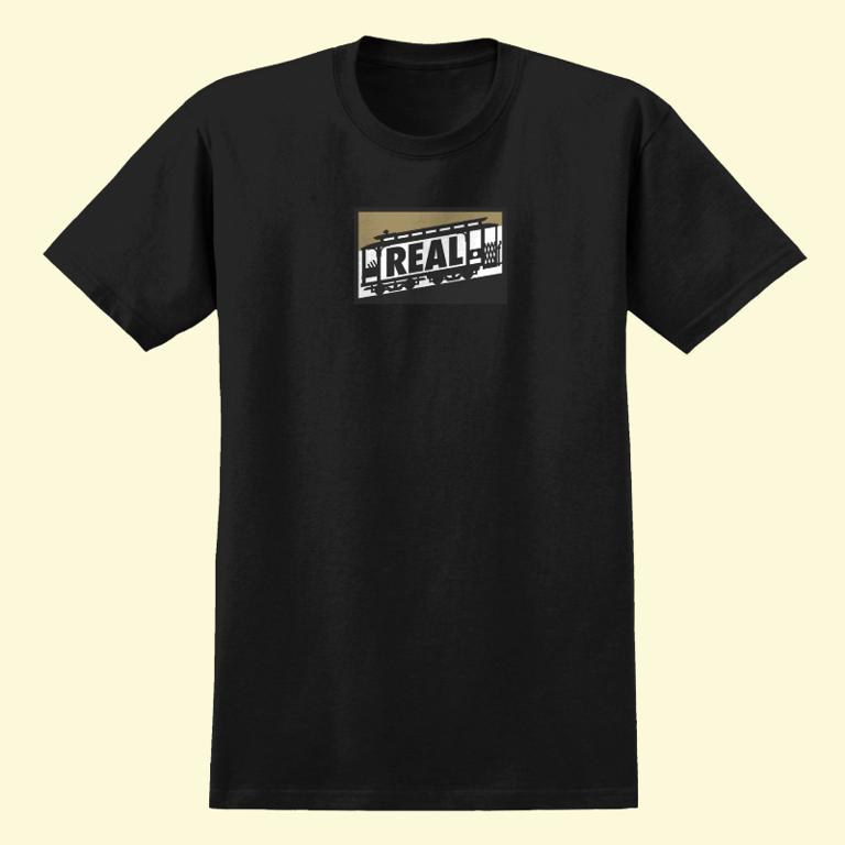 Sort T-shirt med et lille, firkantet print på brystet, der viser en togvogn med teksten "REAL".