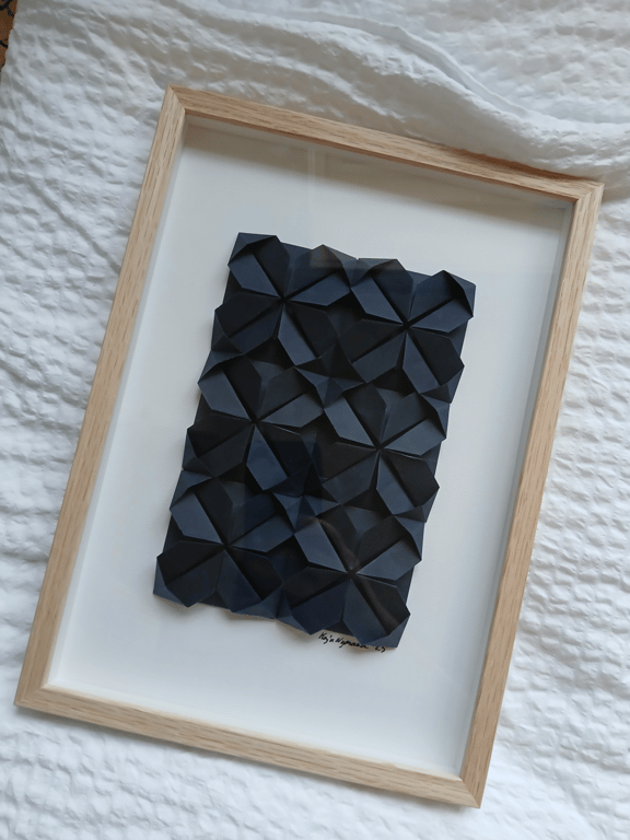 A4 - Foldet papirværk, Marineblå, indrammet billede 5