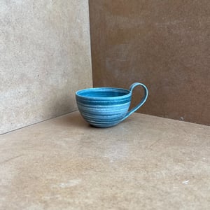 Swirly kop i indfarvet ler med hank – produktbillede