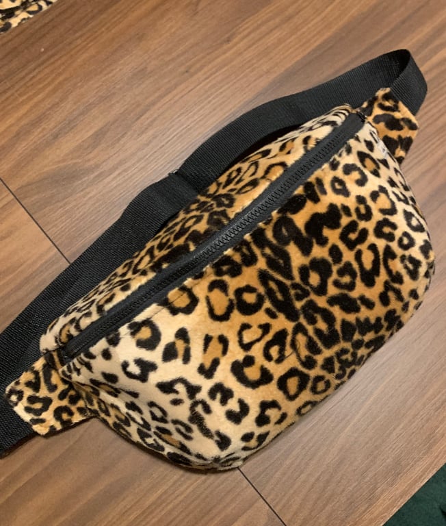 Stor bæltetaske i leopardstof