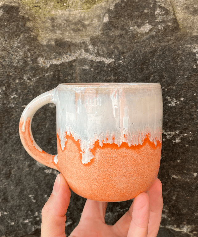 Hånddrejet kop med hank 