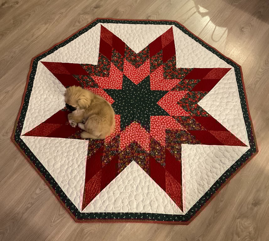 Juletræs tæppe med flot stor stjerne. Bemærk 8 eller 6 ben i stjernen, begge medfølger i dette opskrift.