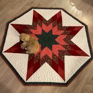 Juletræs tæppe med flot stor stjerne. Bemærk 8 eller 6 ben i stjernen, begge medfølger i dette opskrift. – produktbillede