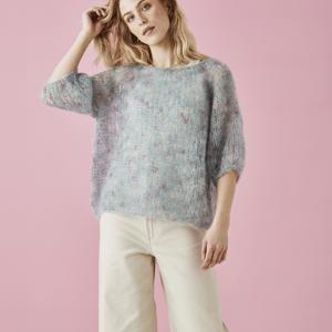 Kit: Florlet raglandbluse på store pinde i Bella color by Permin – produktbillede