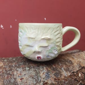 Syngende ansigtskop med hank ( 3 dl ) – produktbillede