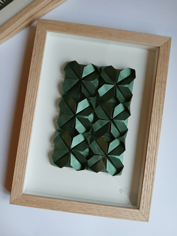 A4 foldet papirværk, metallic grøn, indrammet 