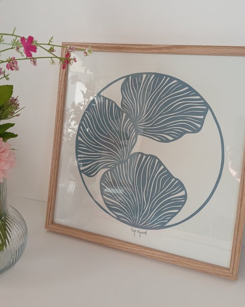 30x30cm papercut,, dueblå, indrammet 