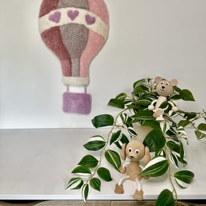 Tuftet luftballon - Håndlavet vægkunst i 100% uld. – produktbillede