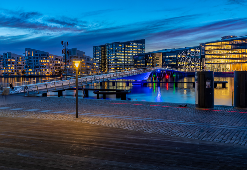 Smukt farverigt lys over Bryggebroen lige efter solnedgang en smuk vinteraften 