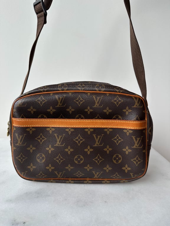 Brun Louis Vuitton skuldertaske med monogrammønster og justerbar rem.