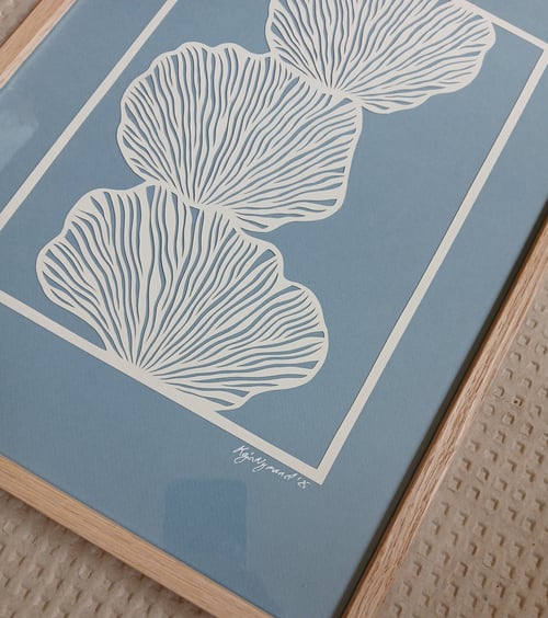 A3 papercut, støvet blå, indrammet (3)