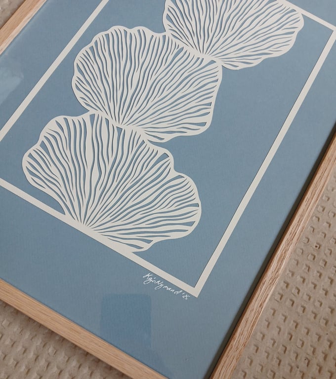 A3 papercut, støvet blå, indrammet (3)