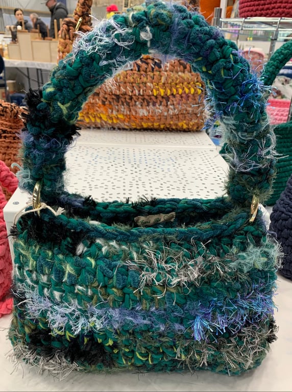 Skuldertaske hæklet med restegarn i grønne farver