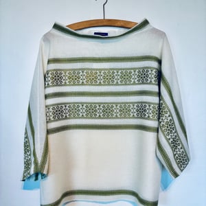 Trine-bluse med græsgrønt mønster – produktbillede