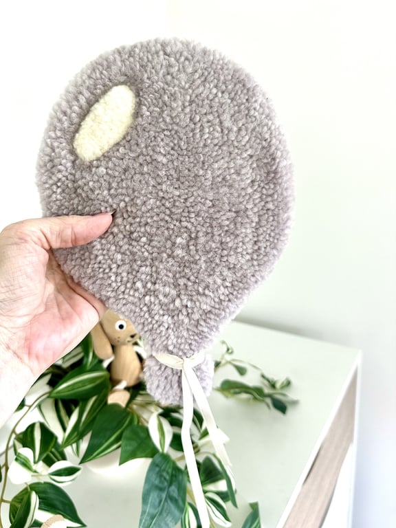 Tuftet farverig ballon (lille)- Håndlavet vægkunst i uld. billede 2