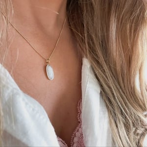 I AM Full of love - Månesten halskæde Guld – produktbillede