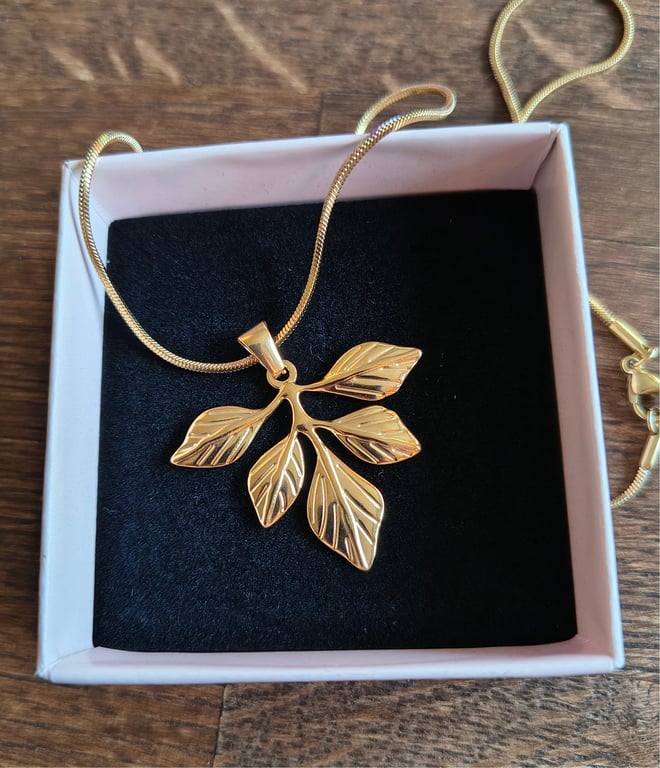 Ida halskæde / kirurgisk stål / 14 karat forgyldt / blad vedhæng 