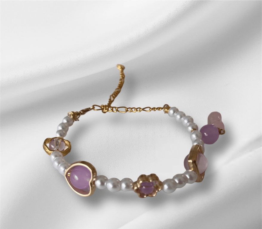 Esther armbånd med hvide og lilla akryl perler samt forgyldte perler.