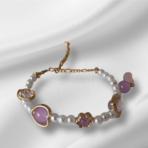 Esther armbånd med hvide og lilla akryl perler samt forgyldte perler. – produktbillede