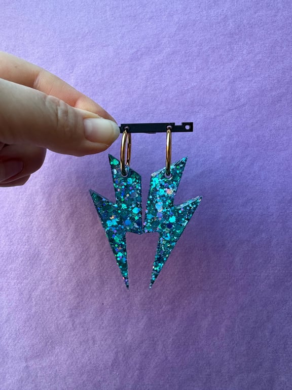 Lyn i grønlige/turkise nuancer