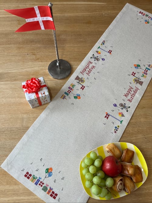 Dansk flag Happy Birthday 2035-dk løber Str. 30 x 100 cm.