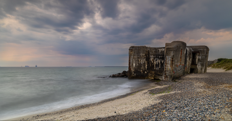 Sønderstrand i Skagen med en dramatisk bunker i forgrunden en smuk sommerdag