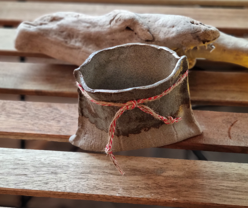 Skål, vase, "strik mønster" stor, grå med snor