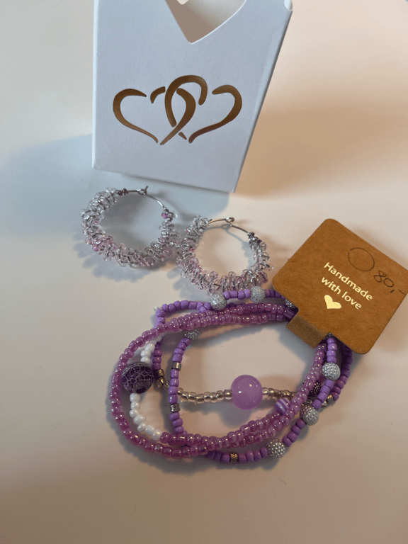 Meget lyserøde glasperler snoet omkring creolerne billede 5