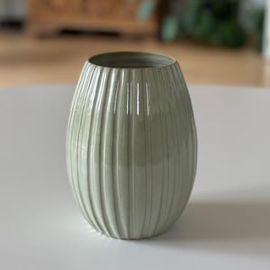 Vase m. riller, pebermynte - 16 cm – produktbillede