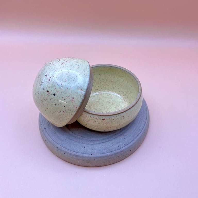 Håndlavet keramikkrukke med låg – lille opbevaringsskål billede 2