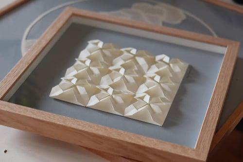 30x30cm foldet værk, dueblå. indrammet 