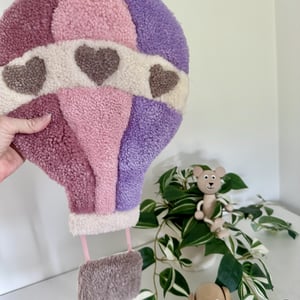 Tuftet luftballon - Håndlavet vægkunst i 100% uld. – produktbillede