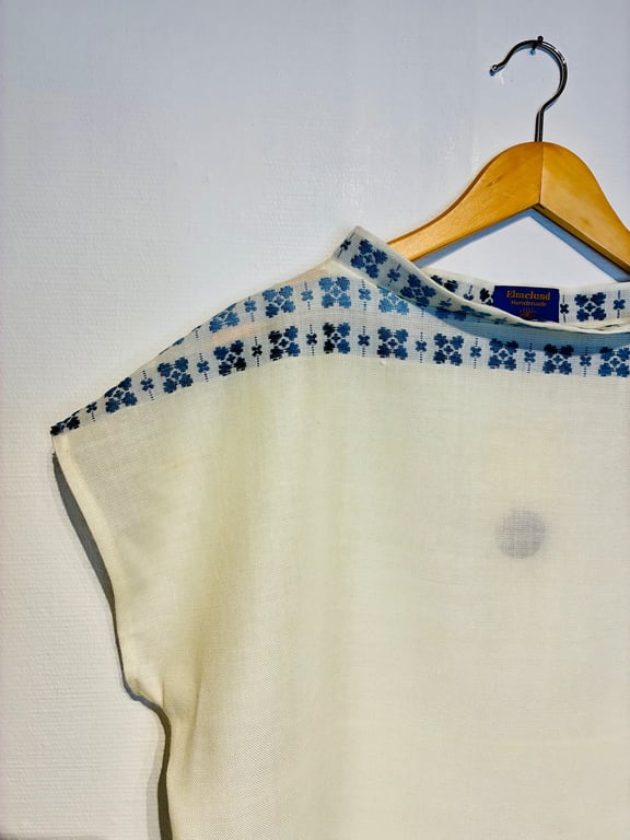 Trine bluse med blå blomster billede 2