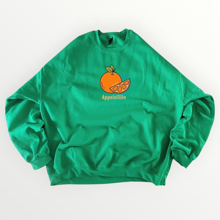 Grøn sweatshirt med orange appelsinillustration og teksten "Appelsiiiiin" foran.