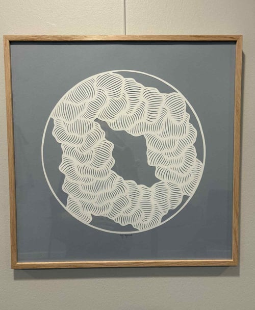 50x50cm papercut, dueblå, indrammet 