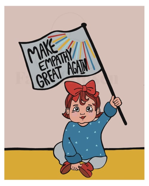 Tegning af et barn med rød sløjfe, blå trøje og grå bukser, som sidder på gulvet og holder et flag med teksten "MAKE EMPATHY GREAT AGAIN" og farvede stråler. (1)