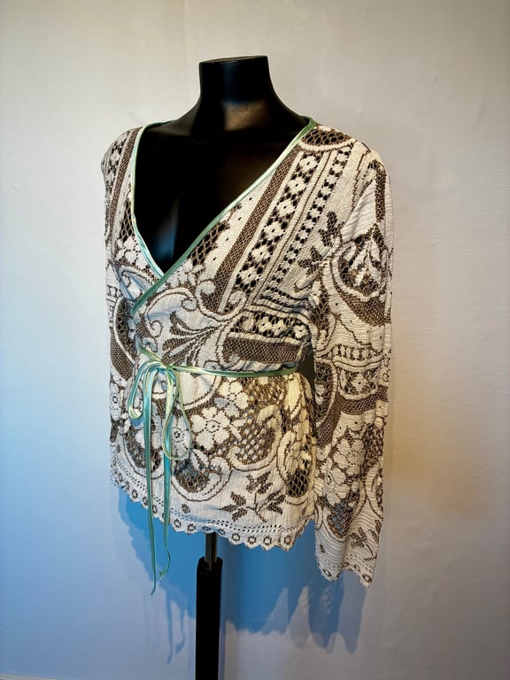 Winnie-bindebluse i hæklet dug billede 2