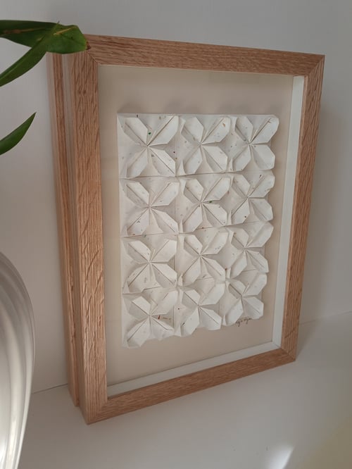 A4, Foldet værk, Tivoli-lys beige, indrammet 