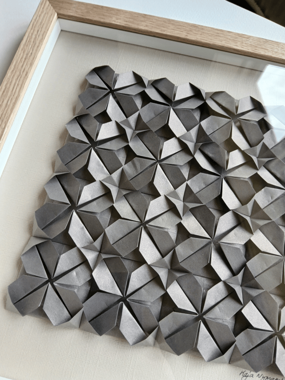 30x30cm foldet papirværk, beigebrun, indrammet billede 6