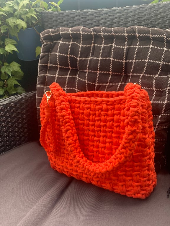 Orange taske i hæklet flet med tilhørende nøglering billede 3