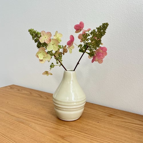 Hvid riflet porcelænsvase (3)