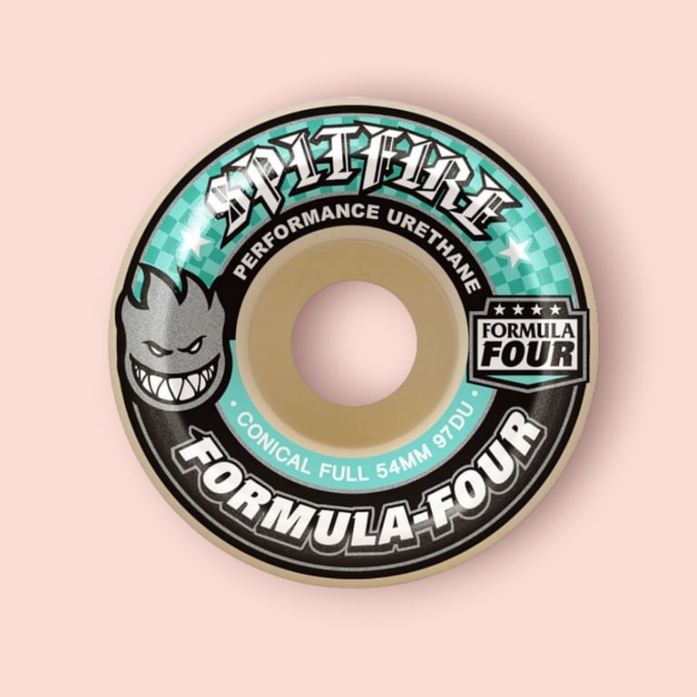 Skateboardhjul med mærket "Spitfire Formula Four", turkis, sort og hvidt design, 54 mm, 97 durometer, på lyserød baggrund.