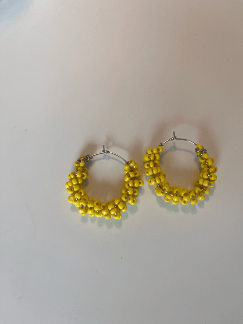 Gule perler snoet om creolen (3)