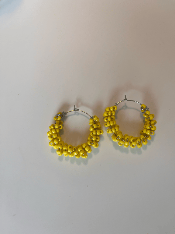 Gule perler snoet om creolen billede 2