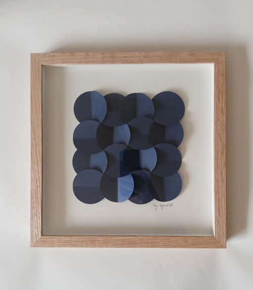 30x30cm, 3D papirværk, marineblå, indrammet 
